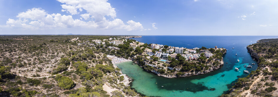 Spanien, Balearische Inseln, Mallorca, Llucmajor, Luftaufnahme der Bucht von Cala Pi und Torre de Cala Pi - AMF06160