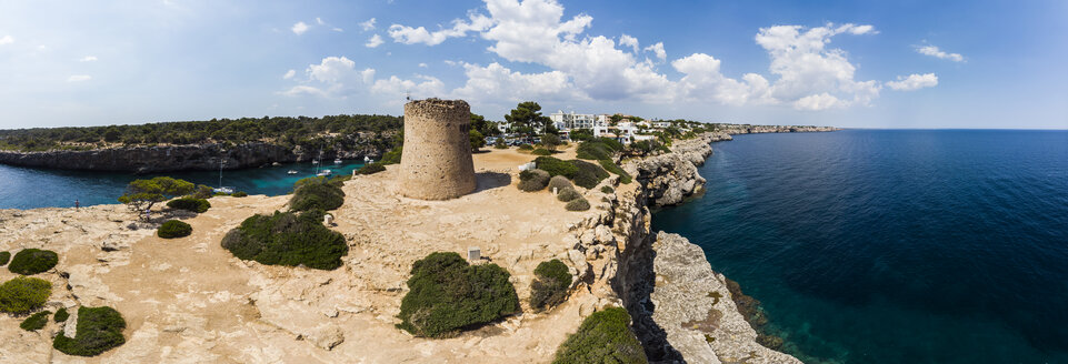 Spanien, Balearische Inseln, Mallorca, Llucmajor, Luftaufnahme der Bucht von Cala Pi und Torre de Cala Pi - AMF06161