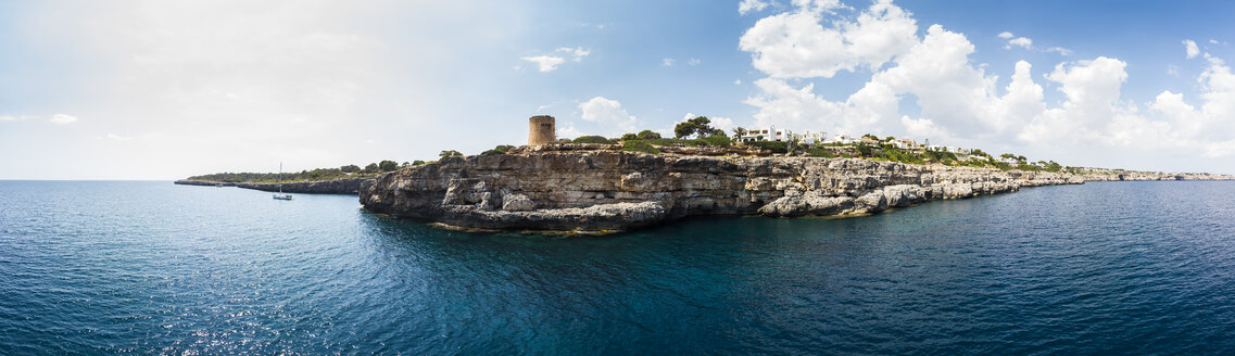 Spanien, Balearische Inseln, Mallorca, Llucmajor, Luftaufnahme der Bucht von Cala Pi und Torre de Cala Pi - AMF06162