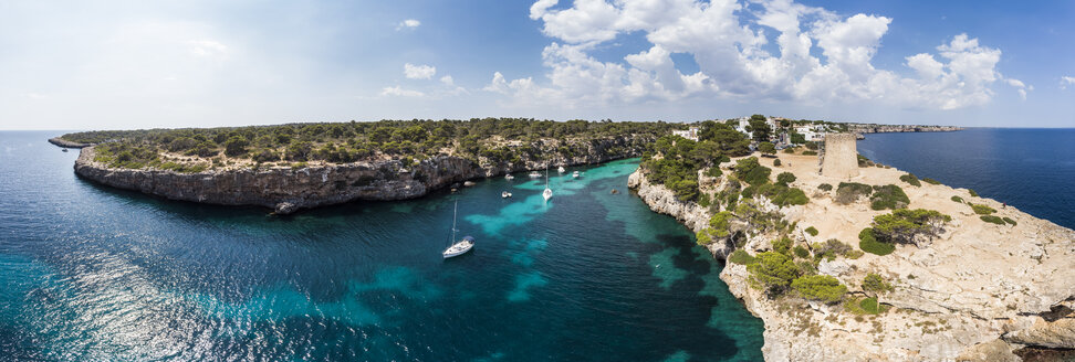 Spanien, Balearische Inseln, Mallorca, Llucmajor, Luftaufnahme der Bucht von Cala Pi und Torre de Cala Pi - AMF06163