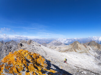 Grenzgebiet Italien Schweiz, Mann fährt Mountainbike auf Trail am Piz Umbrail - LAF02154