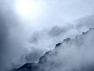 Grenzregion Italien Schweiz, Berglandschaft in Wolken am Piz Umbrail - LAF02158