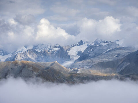 Grenzregion Italien Schweiz, Berglandschaft mit Blick auf Stilfserjoch und Ortlermassiv, lizenzfreies Stockfoto