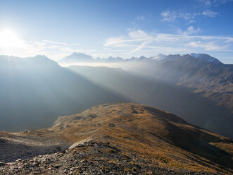 Grenzregion Italien Schweiz, Berglandschaft am Piz Umbrail mit Resten der Grenze aus dem Ersten Weltkrieg - LAF02165