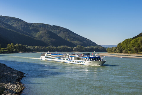 Österreich, Wachau, Kreuzfahrtschiff auf der Donau, lizenzfreies Stockfoto