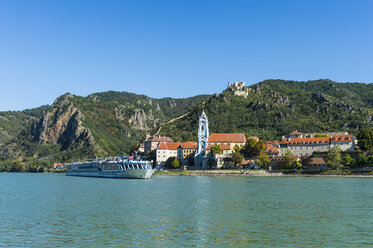 Österreich, Wachau, Kreuzfahrtschiff passiert Dürnstein auf der Donau - RUNF00148