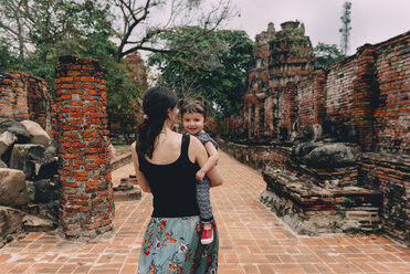 Thailand, Ayutthaya, Mutter und Tochter spazieren durch die alten Ruinen eines Tempels im Wat Mahathat - GEMF02476