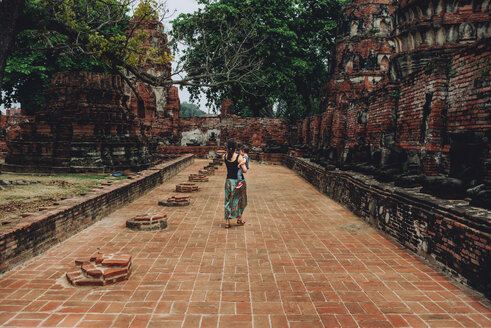 Thailand, Ayutthaya, Mutter und Tochter spazieren durch die alten Ruinen eines Tempels im Wat Mahathat - GEMF02478