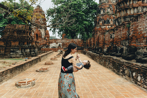 Thailand, Ayutthaya, Mutter und Tochter spielen in den alten Ruinen eines Tempels im Wat Mahathat, lizenzfreies Stockfoto