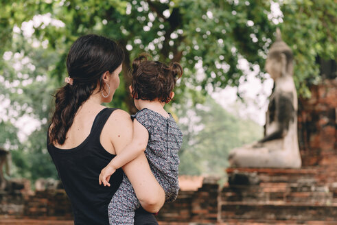 Thailand, Ayutthaya, Mutter und Tochter betrachten eine Buddha-Statue im Wat Mahathat - GEMF02480