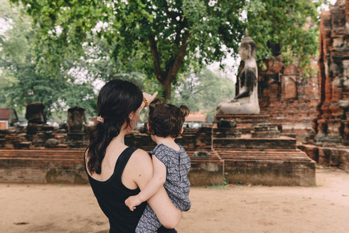 Thailand, Ayutthaya, Mutter und Tochter betrachten eine Buddha-Statue im Wat Mahathat - GEMF02481