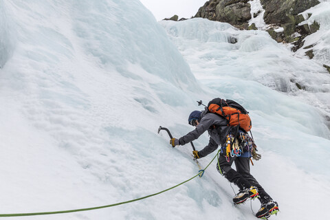 Eisklettern für Rucksacktouristen in den White Mountains im Winter in voller Länge, lizenzfreies Stockfoto