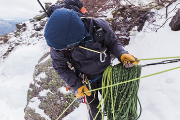 Wanderer benutzt Seile beim Eisklettern in den White Mountains im Winter - CAVF53541