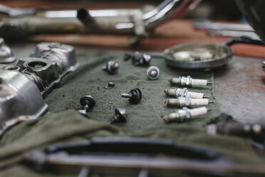 Hohe Winkelansicht von Werkzeugen auf dem Tisch in einer Autowerkstatt - CAVF53594