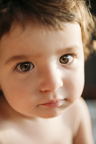 Close-up-Porträt von niedlichen hemdsärmeligen Baby Mädchen zu Hause, lizenzfreies Stockfoto