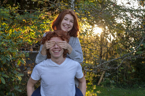 Bruder und Schwester haben Spaß zusammen im Herbst, lizenzfreies Stockfoto