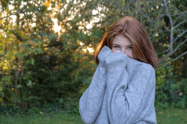 Porträt eines jungen Mädchens mit grauem Pullover im Herbst - LBF02164