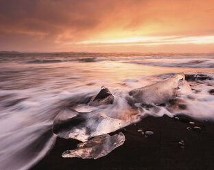 Blick auf die Lagune Jokulsarlon bei bewölktem Himmel während des Sonnenuntergangs - CAVF53931