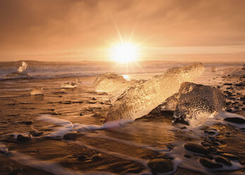 Blick auf die Lagune Jokulsarlon gegen den Himmel bei Sonnenuntergang - CAVF53932