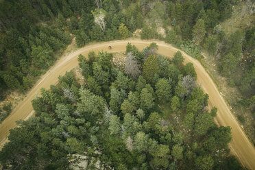 Hohe Winkel Ansicht der Menschen fahren Fahrräder auf unbefestigten Weg im Wald - CAVF53961