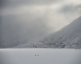 Blick auf die schneebedeckten Berge bei nebligem Wetter - CAVF53980