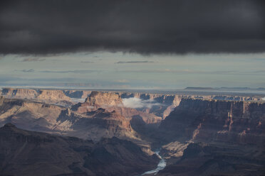 Landschaftliche Ansicht von Felsformationen gegen stürmische Wolken im Grand Canyon National Park aus einem hohen Winkel - CAVF53983