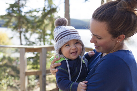 Seitenansicht der Mutter mit Sohn, lizenzfreies Stockfoto