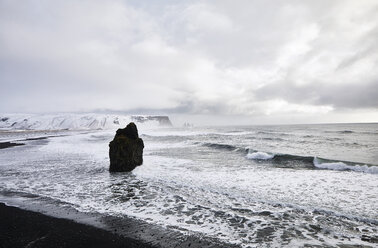 Aussicht auf Dyrholaey Island und die Felsen von Arnardrangur im Winter - CAVF54050