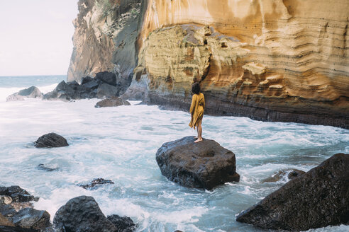 Rückansicht einer auf einem Felsen stehenden Frau auf der Insel La Réunion - CAVF54051