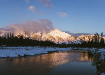 Blick auf den See und die schneebedeckten Berge - CAVF54065