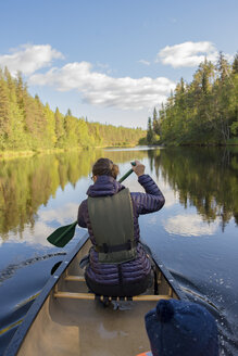 Finnland, Oulanka-Nationalpark, Frau in einem Kanu auf einem Fluss - PSIF00156