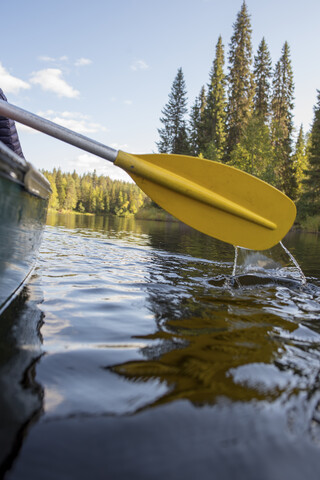 Finnland, Oulanka-Nationalpark, Bootsfahrt im Kanu auf dem Fluss, lizenzfreies Stockfoto