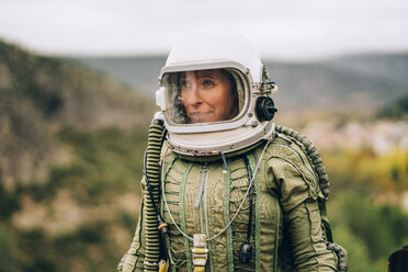 Porträt einer Frau im Raumanzug, die die Natur erkundet - OCMF00087