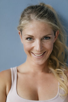 Porträt einer lächelnden blonden Frau - KNSF05273
