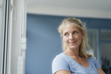 Portrait of smiling blond woman looking sideways - KNSF05286
