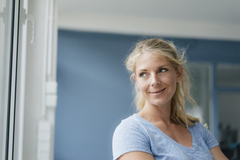 Porträt einer lächelnden blonden Frau mit Blick zur Seite - KNSF05286
