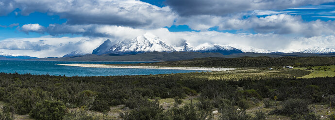 Chile, Patagonia, Magallanes y la Antartica Chilena Region, Torres del Paine National Park, Cuernos del Paine, Lago del Toro - AMF06165
