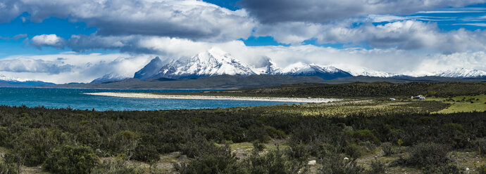 Chile, Patagonien, Region Magallanes y la Antartica Chilena, Torres del Paine National Park, Cuernos del Paine, Lago del Toro - AMF06165