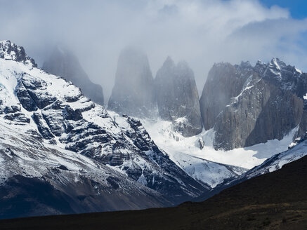 Chile, Patagonien, Region Magallanes y la Antartica Chilena, Torres del Paine National Park, Cerro Paine Grande und Cuernos del Paine - AMF06166