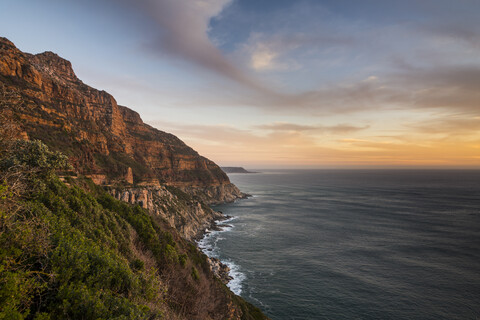 Südafrika, Klippen am Kap der Guten Hoffnung nach Sonnenuntergang, lizenzfreies Stockfoto