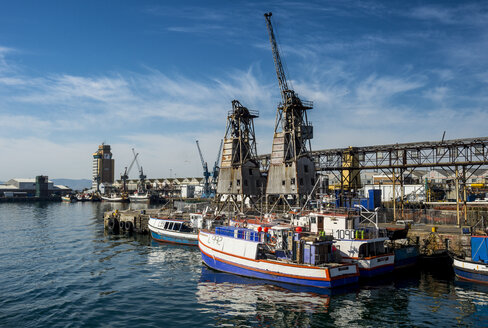 Südafrika, Kapstadt, Fischerboote an der Victoria & Alfred Waterfront - RUNF00180