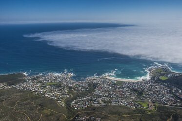 Südafrika, Kapstadt, Camps Bay vom Tafelberg aus gesehen - RUNF00187