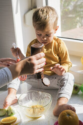 Kleiner Junge und seine Mutter backen zusammen - MOMF00536