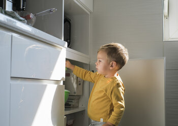 Kleiner Junge spielt in der Küche - MOMF00541