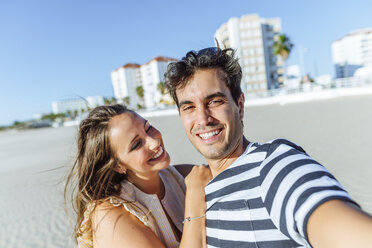 Selfie eines glücklichen jungen Paares am Strand - KIJF02076