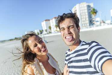 Lustiges Selfie eines glücklichen jungen Paares am Strand - KIJF02077