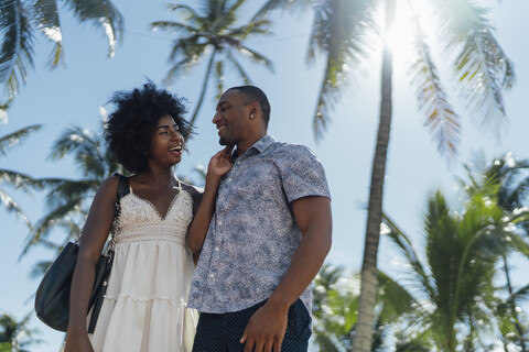 USA, Florida, Miami Beach, glückliches junges Paar unter Palmen im Sommer, lizenzfreies Stockfoto