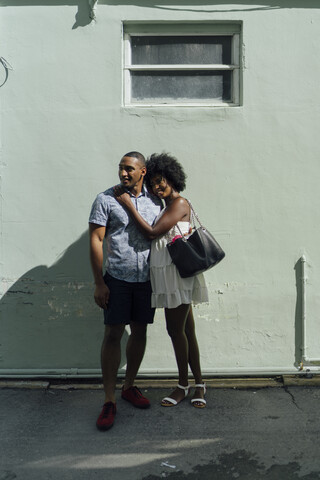Lächelndes junges Paar vor einem Gebäude, lizenzfreies Stockfoto