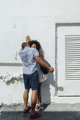 Verliebtes junges Paar vor einem Gebäude - BOYF00833