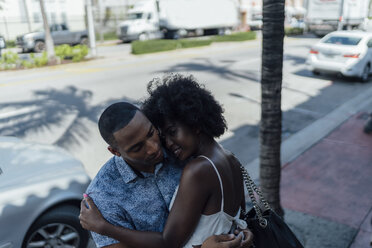 USA, Florida, Miami Beach, lächelndes, zärtliches junges Paar, das sich in der Stadt umarmt - BOYF00841